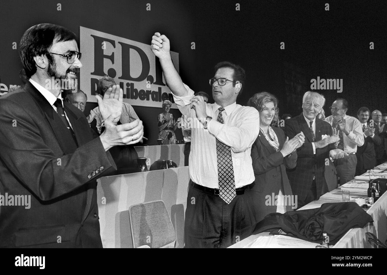 Deutschland, Nuernberg, 04.09.1994 Archiv. : 48-70-18 FDP-Parteitag Foto : Klaus Kinkel, FDP-Bundesvorsitzender mitte FDP-Parteitag *** Allemagne, Nuremberg, 04 09 1994 Archive 48 70 18 Conférence du Parti FDP photo Klaus Kinkel, Président fédéral du FDP avec Conférence du Parti FDP Banque D'Images