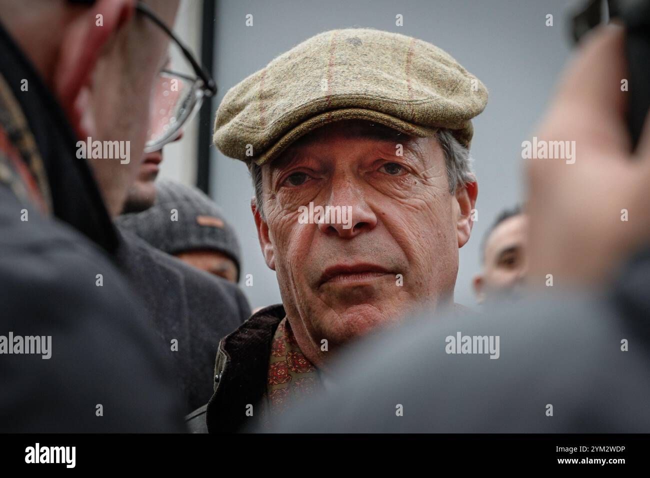 Londres, Royaume-Uni. 19 novembre 2024. Nigel Farage, chef du Parti réformiste, à l'événement. Un grand groupe d'enfants fermiers sur des tracteurs jouets ouvrent la voie pour une procession autour de la place du Parlement. Les agriculteurs, leurs familles et leurs sympathisants protestent dans le centre de Londres contre les projets visant à introduire des droits de succession pour les agriculteurs. Crédit : Imageplotter/Alamy Live News Banque D'Images