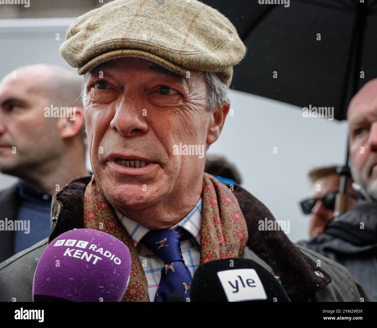Londres, Royaume-Uni. 19 novembre 2024. Nigel Farage, chef du Parti réformiste, à l'événement. Un grand groupe d'enfants fermiers sur des tracteurs jouets ouvrent la voie pour une procession autour de la place du Parlement. Les agriculteurs, leurs familles et leurs sympathisants protestent dans le centre de Londres contre les projets visant à introduire des droits de succession pour les agriculteurs. Crédit : Imageplotter/Alamy Live News Banque D'Images