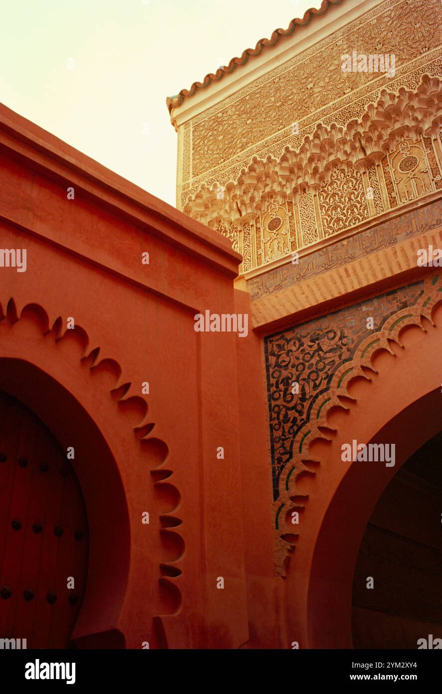 La belle et sereine Madrassa Ben Youssef ou école religieuse islamique dans le souk de Marrakech au Maroc au Maghreb en Afrique du Nord Banque D'Images