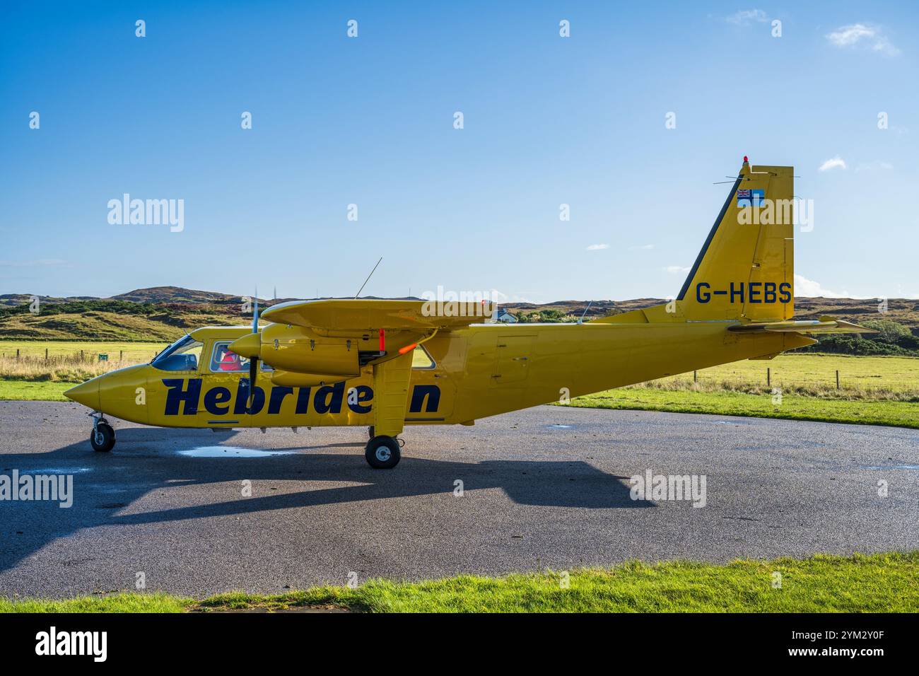 Hebridean Air services Britten-Norman BN-2B Islander G-HEBS taxiing at Coll Aerodrome, Island of Coll, Inner Hébrides, Écosse, Royaume-Uni Banque D'Images