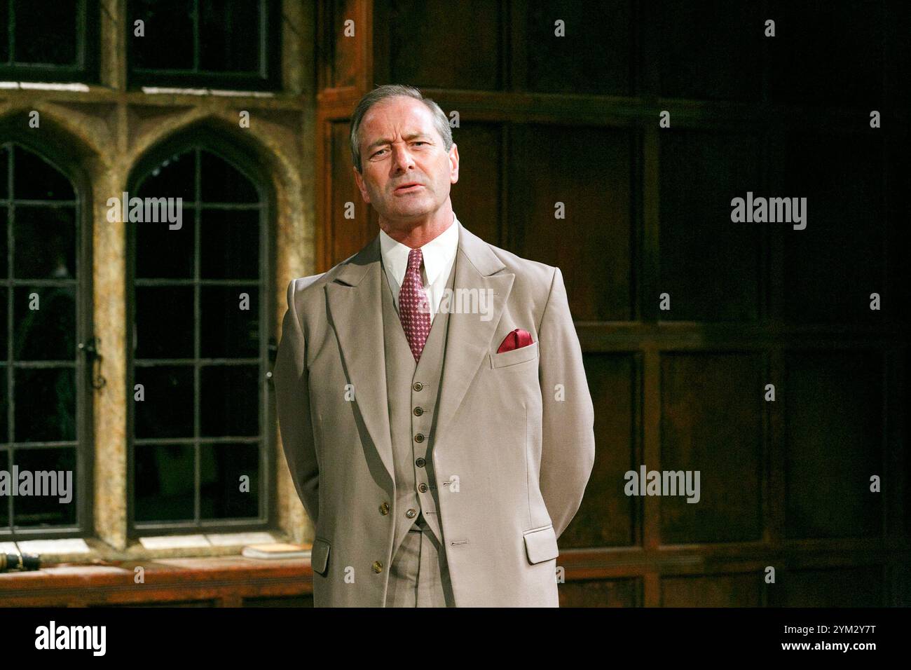 II/ii : Julian Wadham (Vaughan Cunningham) dans UN AUTRE PAYS de Julian Mitchell au Minerva Theatre, Chichester Festival Theatre, West Sussex, Angleterre 24/09/2013 design : Peter McKintosh éclairage : Paul Pyant réalisateur : Jeremy Herrin Banque D'Images