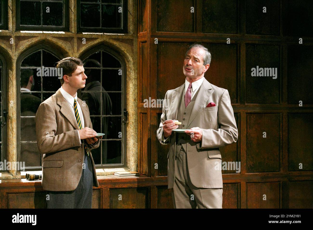 II/ii - de gauche à droite : James Parris (Menzies), Julian Wadham (Vaughan Cunningham) dans UN AUTRE PAYS de Julian Mitchell au Minerva Theatre, Chichester Festival Theatre, West Sussex, Angleterre 24/09/2013 design : Peter McKintosh éclairage : Paul Pyant réalisateur : Jeremy Herrin Banque D'Images