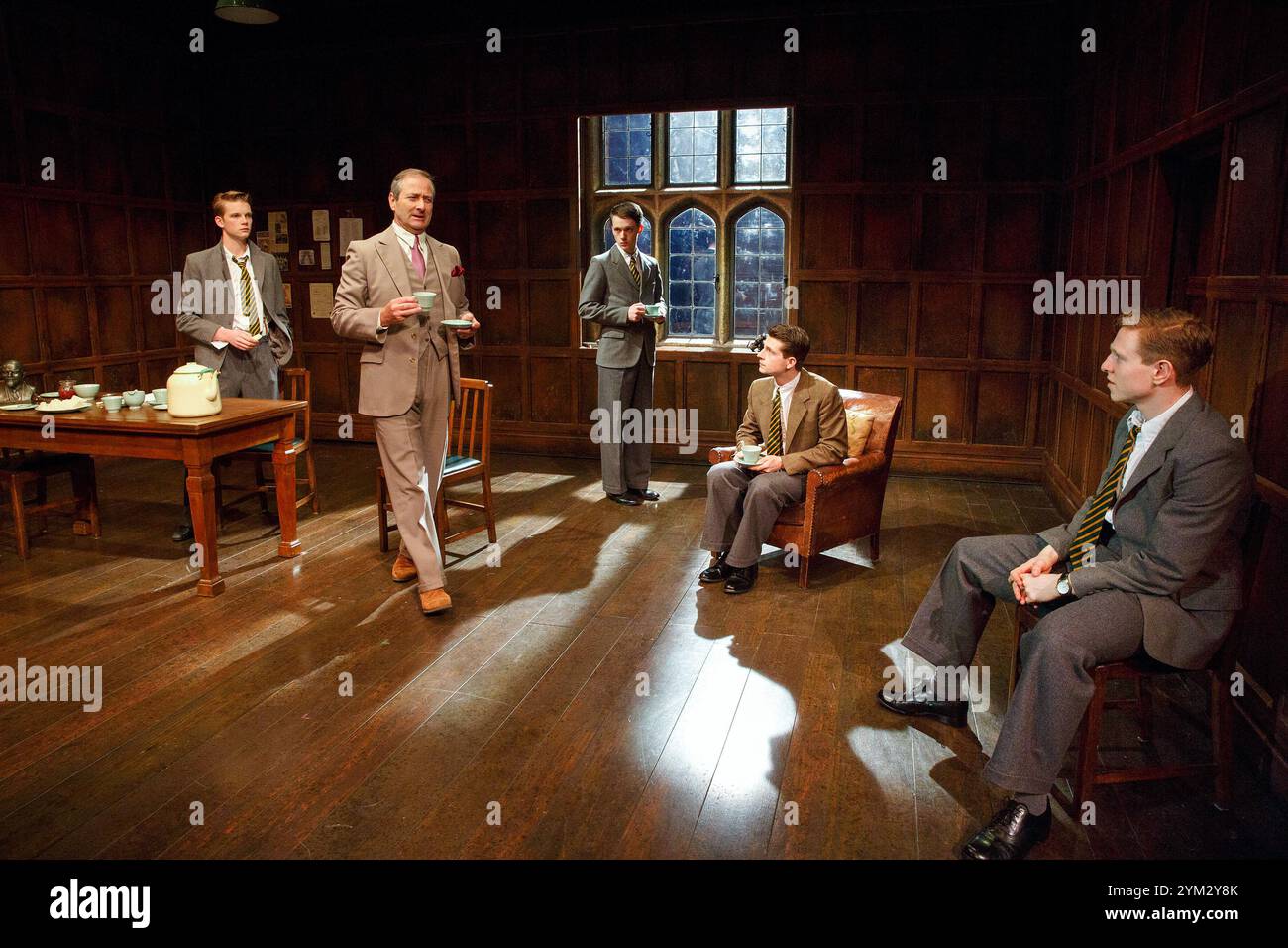 de gauche à droite : Rob Callender (Bennett), Julian Wadham (Vaughan Cunningham), Mark Donald (Devenish), James Parris (Menzies), Will Attenborough (Judd) dans UN AUTRE PAYS de Julian Mitchell aux Trafalgar Studios 1, Londres SW1 03/04/2014 a Chichester Festival Theatre 2013 conception de production : Peter McKintosh éclairage : Paul Pyant réalisateur : Jeremy Herrin Banque D'Images