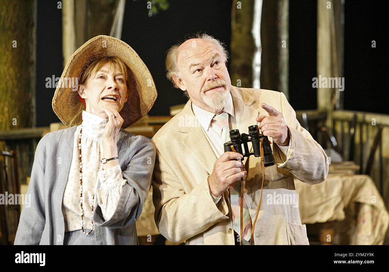 Jean Marsh (Bron), Timothy West (Hilary) dans LE VIEUX PAYS par Alan Bennett aux Trafalgar Studios, Londres SW1 20/03/2006 un décor de production du théâtre de tournée anglais : John Gunter costumes : Mark Bouman éclairage : Ben Ormerod réalisateur : Stephen Unwin Banque D'Images