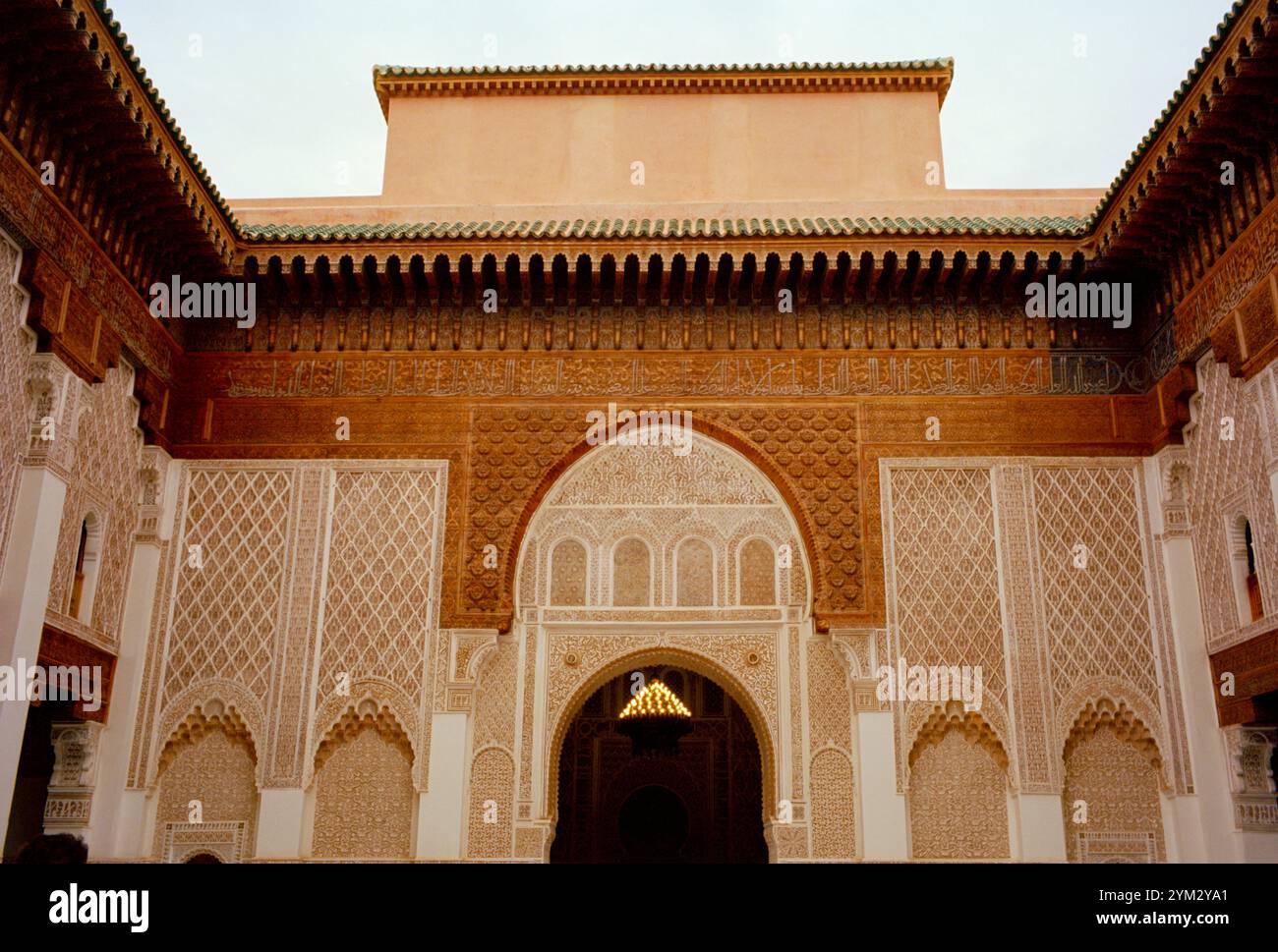 La belle et sereine Madrassa Ben Youssef ou école religieuse islamique dans le souk de Marrakech au Maroc au Maghreb en Afrique du Nord Banque D'Images