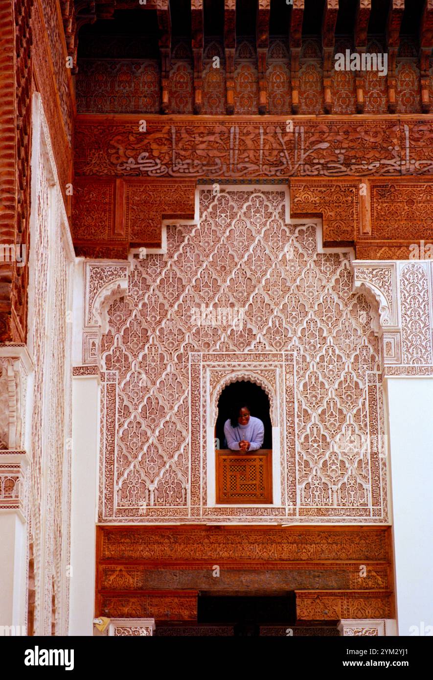 La belle et sereine Madrassa Ben Youssef ou école religieuse islamique dans le souk de Marrakech au Maroc au Maghreb en Afrique du Nord Banque D'Images
