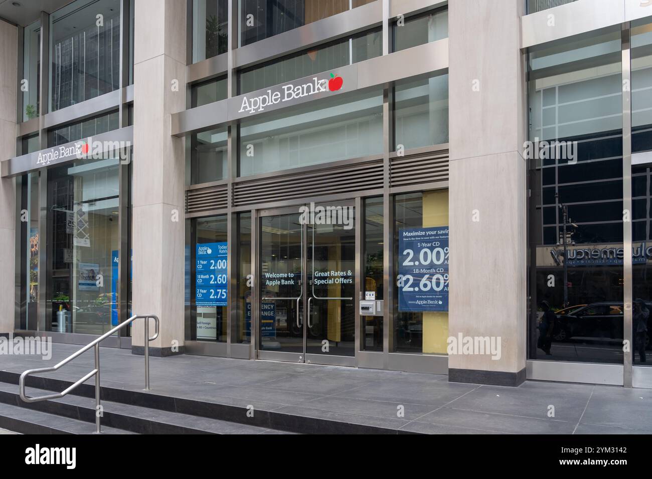 Une succursale Apple Bank à New York, États-Unis. Apple Bank for Savings est une banque d'épargne américaine. Banque D'Images