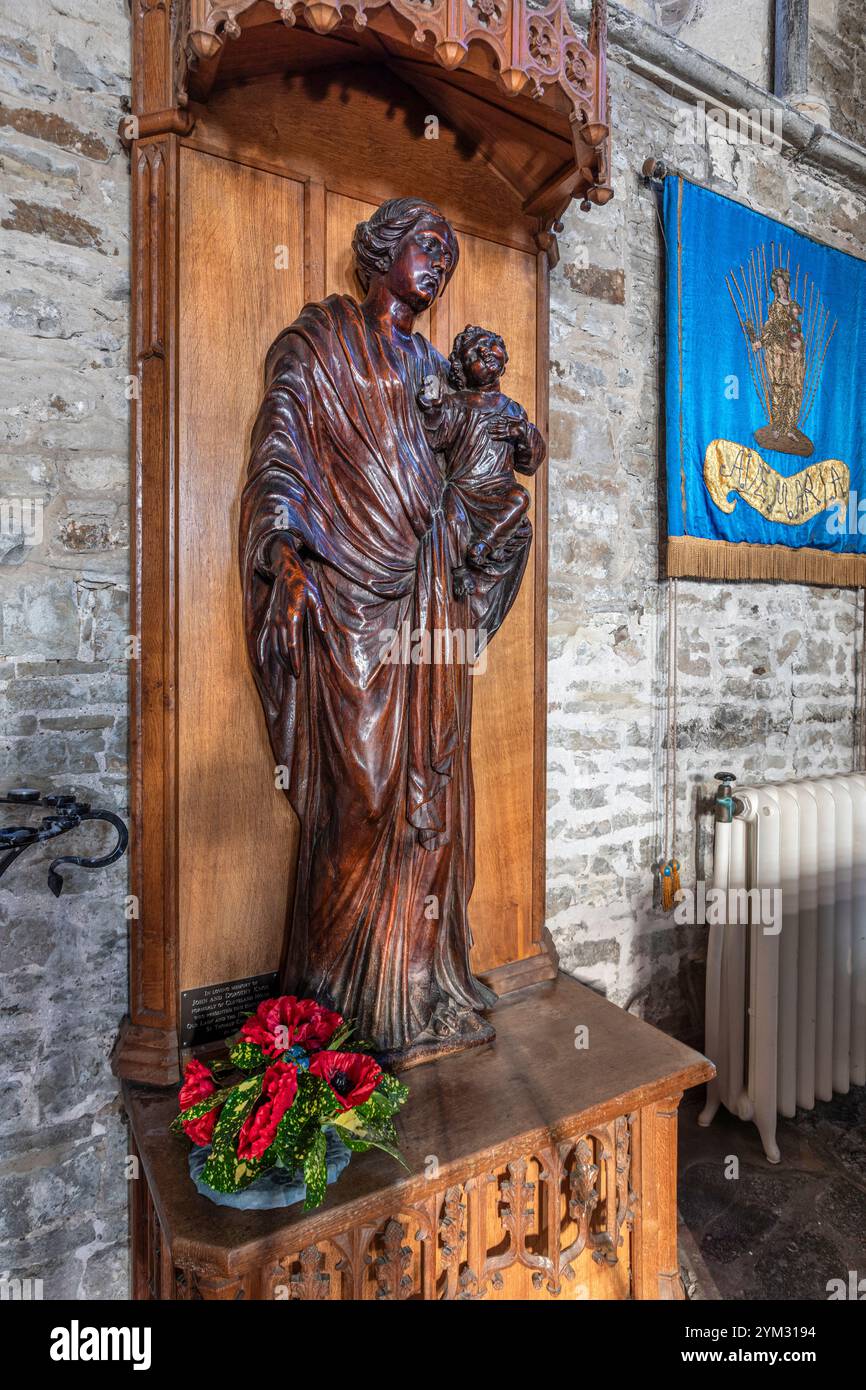 Une stsue de Marie et bébé Jésus dans l'église de 'Saint Thomas le Martyr' à Winchelsea, Sussex de l'est - Thomas Becket, archevêque de Cantorbéry. Banque D'Images