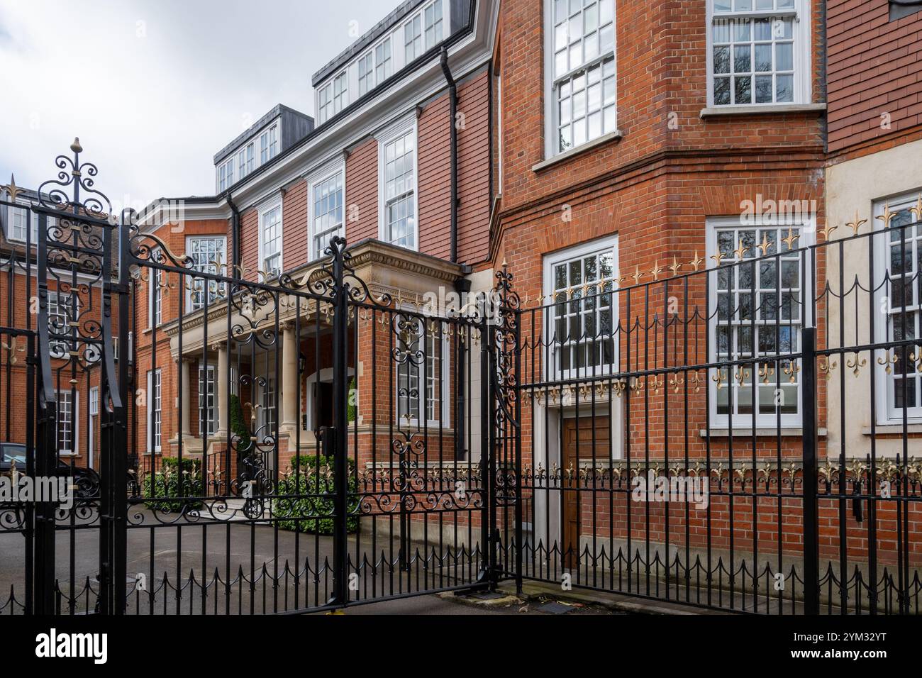 Maisons en briques rouges sur la rue Hans Crescent dans Royal Borough de Kensington et Chelsea, Londres, Royaume-Uni. au printemps Banque D'Images