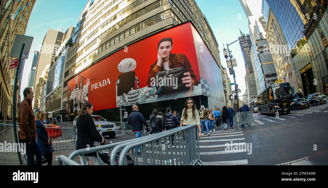 Publicité sur le hangar de construction pour un nouveau magasin Prada sur leur immeuble récemment acheté sur la Cinquième Avenue à New York le dimanche 17 novembre 2024. (© Richard B. Levine) Banque D'Images
