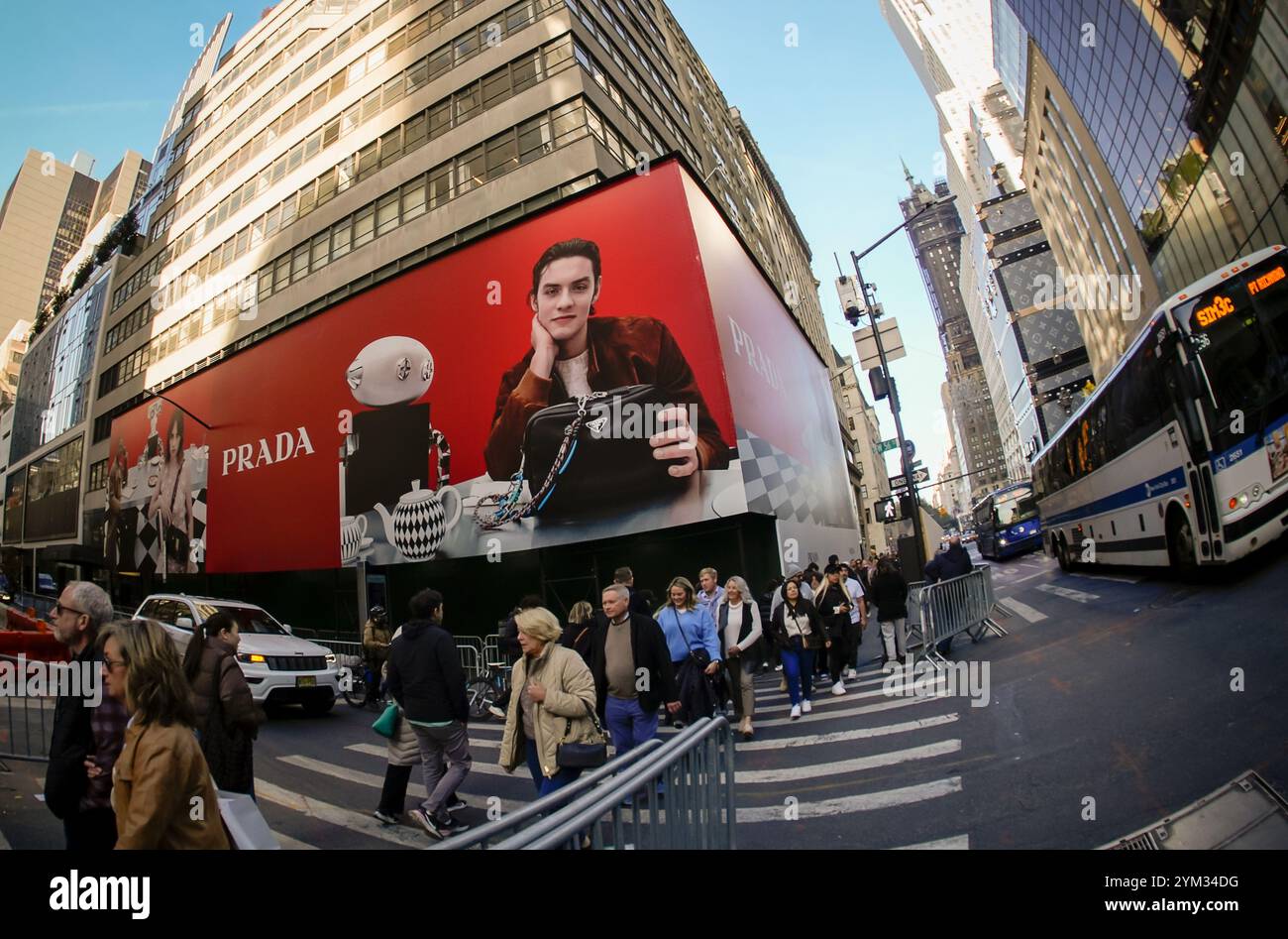 Publicité sur le hangar de construction pour un nouveau magasin Prada sur leur immeuble récemment acheté sur la Cinquième Avenue à New York le dimanche 17 novembre 2024. (© Richard B. Levine) Banque D'Images