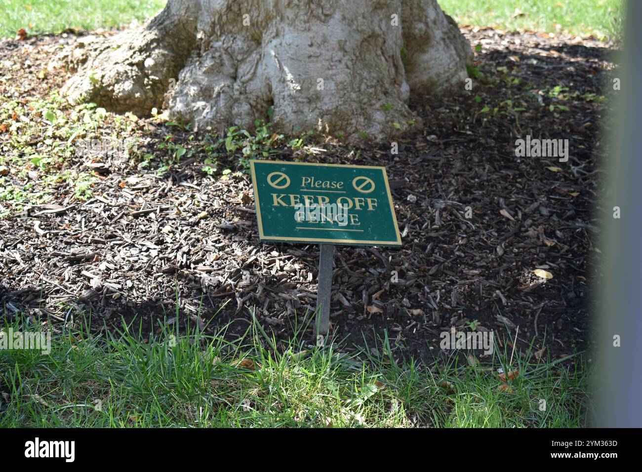 Un panneau « Please Keep Off Fence » sur le terrain de la Maison Blanche à Washington D.C. aux États-Unis. Banque D'Images