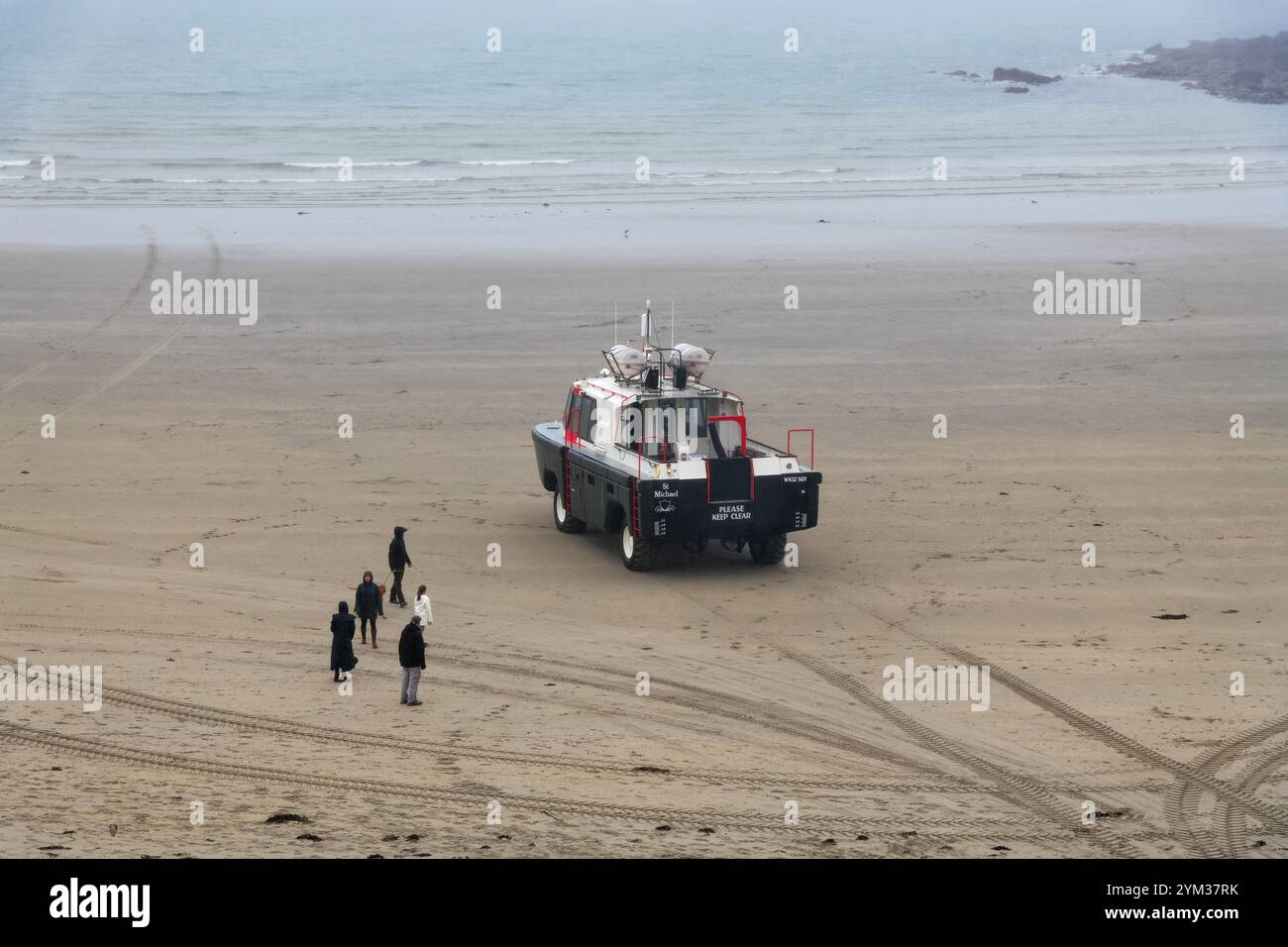 Le véhicule amphibie de passagers, « St Michael », qui se lance sur la plage de Marazion et navigue vers St Michaels Mount Cornwall England UK Banque D'Images