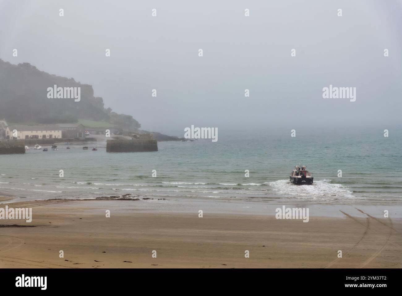 Le véhicule amphibie de passagers, « St Michael », qui se lance sur la plage de Marazion et navigue vers St Michaels Mount Cornwall England UK Banque D'Images