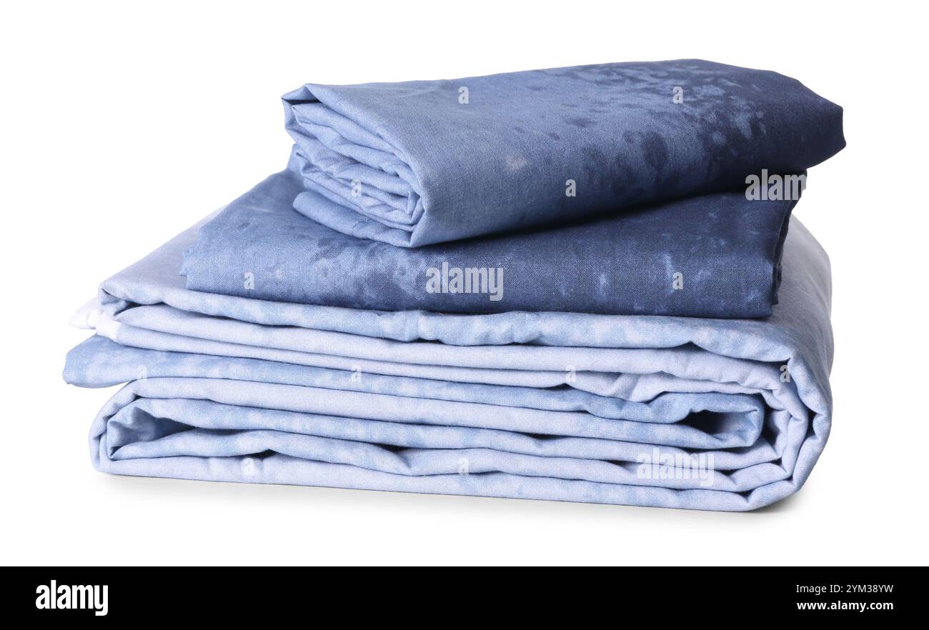 Pile de linge de lit propre isolée sur blanc Banque D'Images