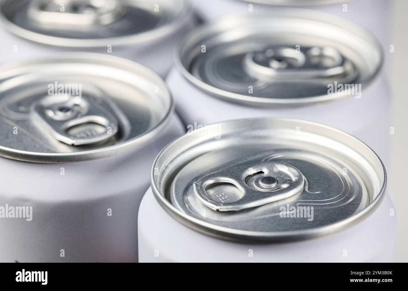L'aluminium peut ouvrir la boucle, la boucle sur la boîte blanche ou le couvercle isolé sur le fond blanc. Banque D'Images