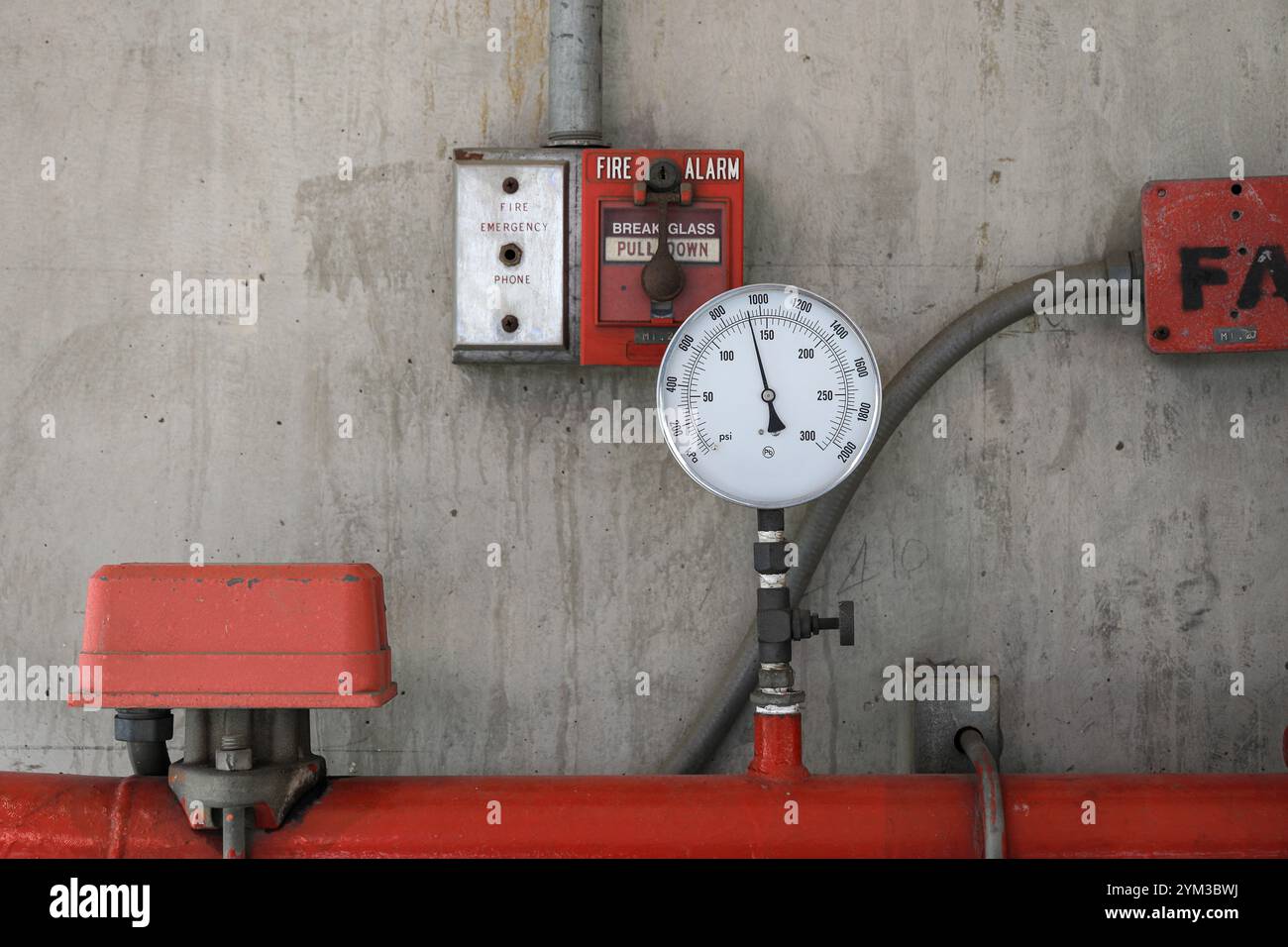 Manomètres ou manomètre de pression montés sur le pipeline et système D'ALARME INCENDIE DE signal, tubes métalliques fixés sur le mur. Banque D'Images