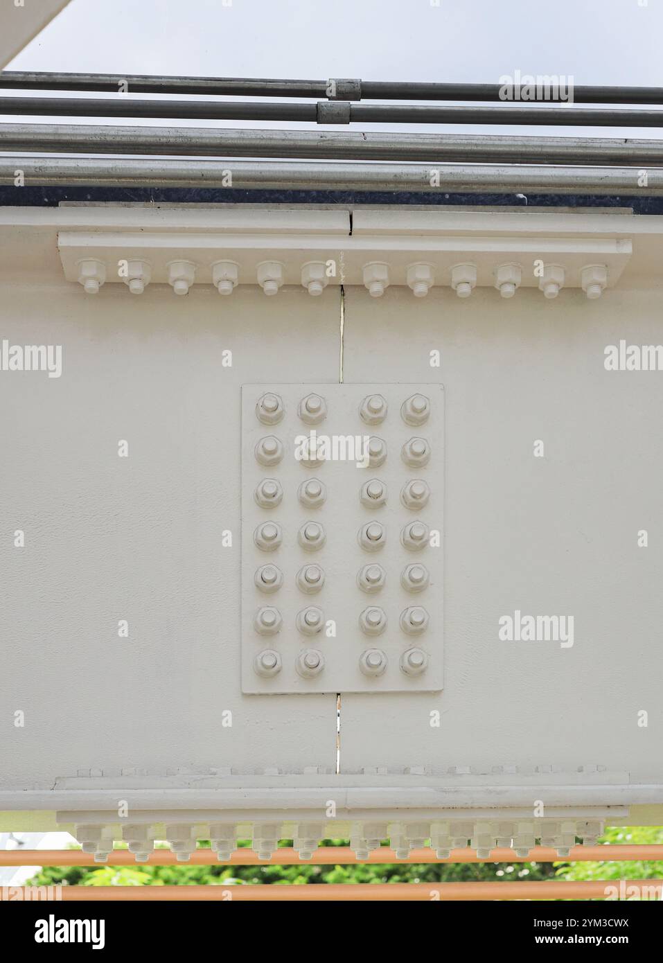 Supports métalliques boulons, écrous, filetés sur les poutres de la construction en acier. Banque D'Images