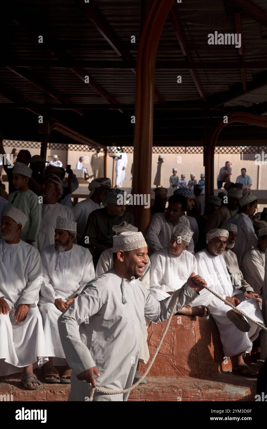 hommes omanais regardant le bétail défilant au marché de bétail de nizwa oman moyen-orient Banque D'Images