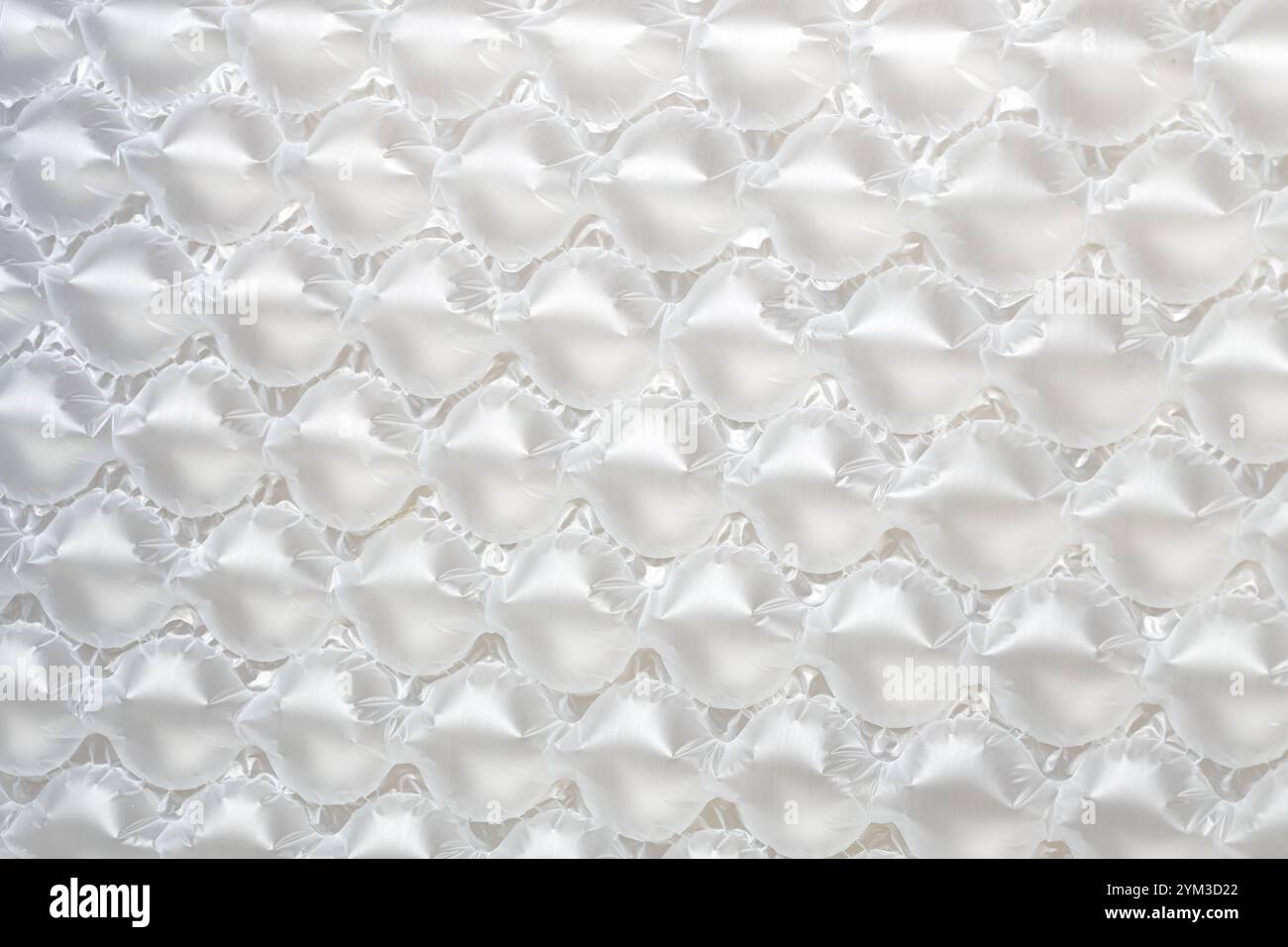 Détail emballage d'air translucide en plastique, emballage translucide en plastique avec coussin d'air. Airbag gonflable isolé sur fond blanc. Banque D'Images