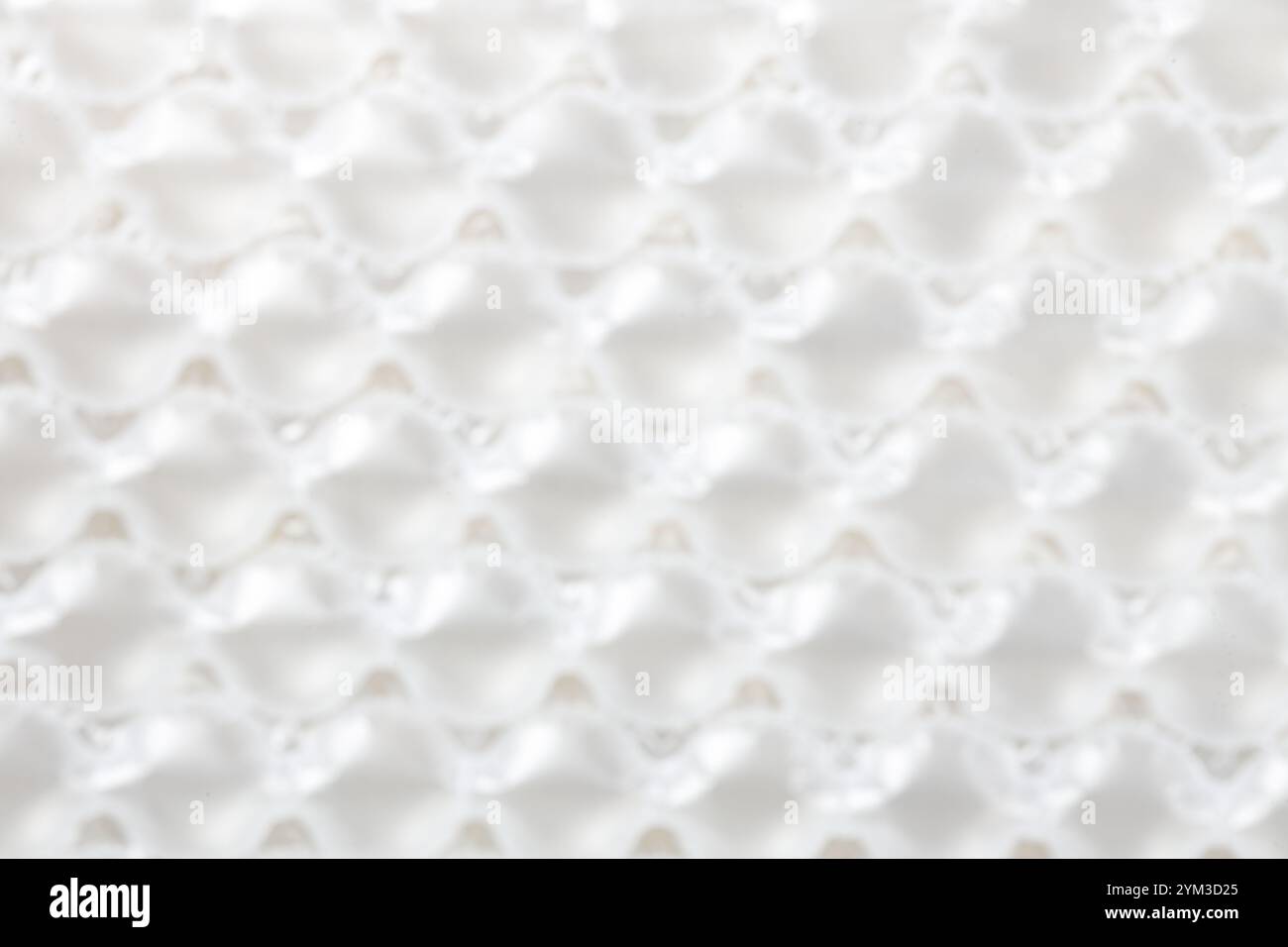 Flou gros plan emballage d'air translucide en plastique, emballage translucide en plastique avec coussin d'air. Airbag gonflable isolé sur fond blanc. Banque D'Images