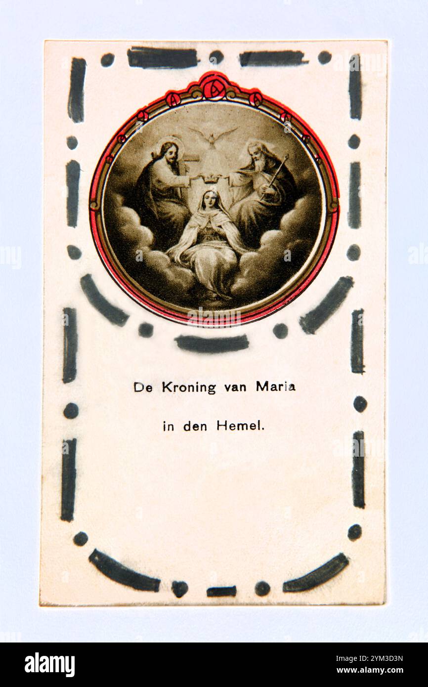 Carte de prière néerlandaise vintage représentant le couronnement de la Vierge Marie au ciel avec la Sainte Trinité le Père, le fils et le Saint-esprit Banque D'Images