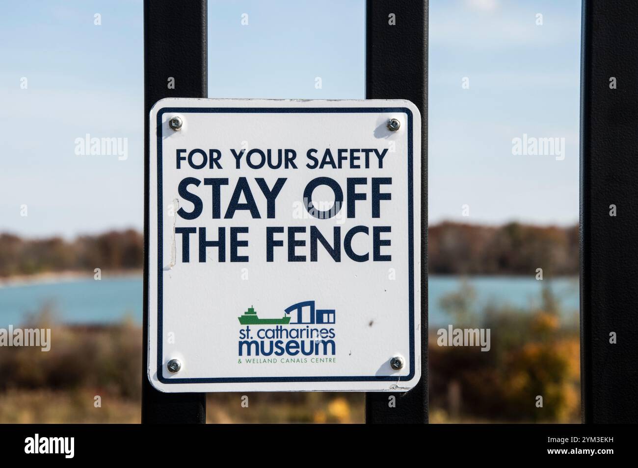 Restez hors signe de clôture sur la plate-forme d'observation au Musée Catharines sur Welland Canals Parkway en Ontario, Canada Banque D'Images