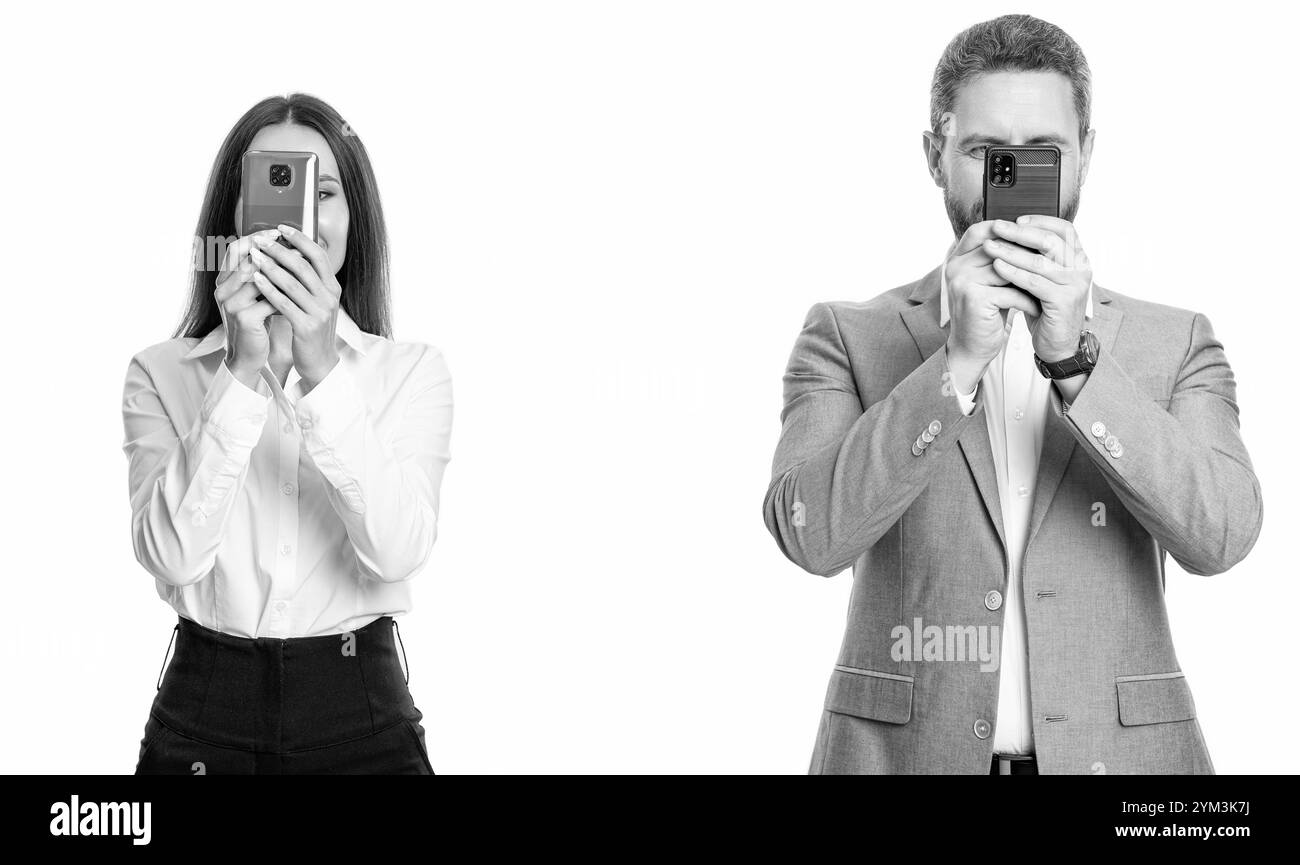 partenaire d'affaires discutant avec un collègue en ligne isolé sur blanc, concept de dépendance au téléphone Banque D'Images