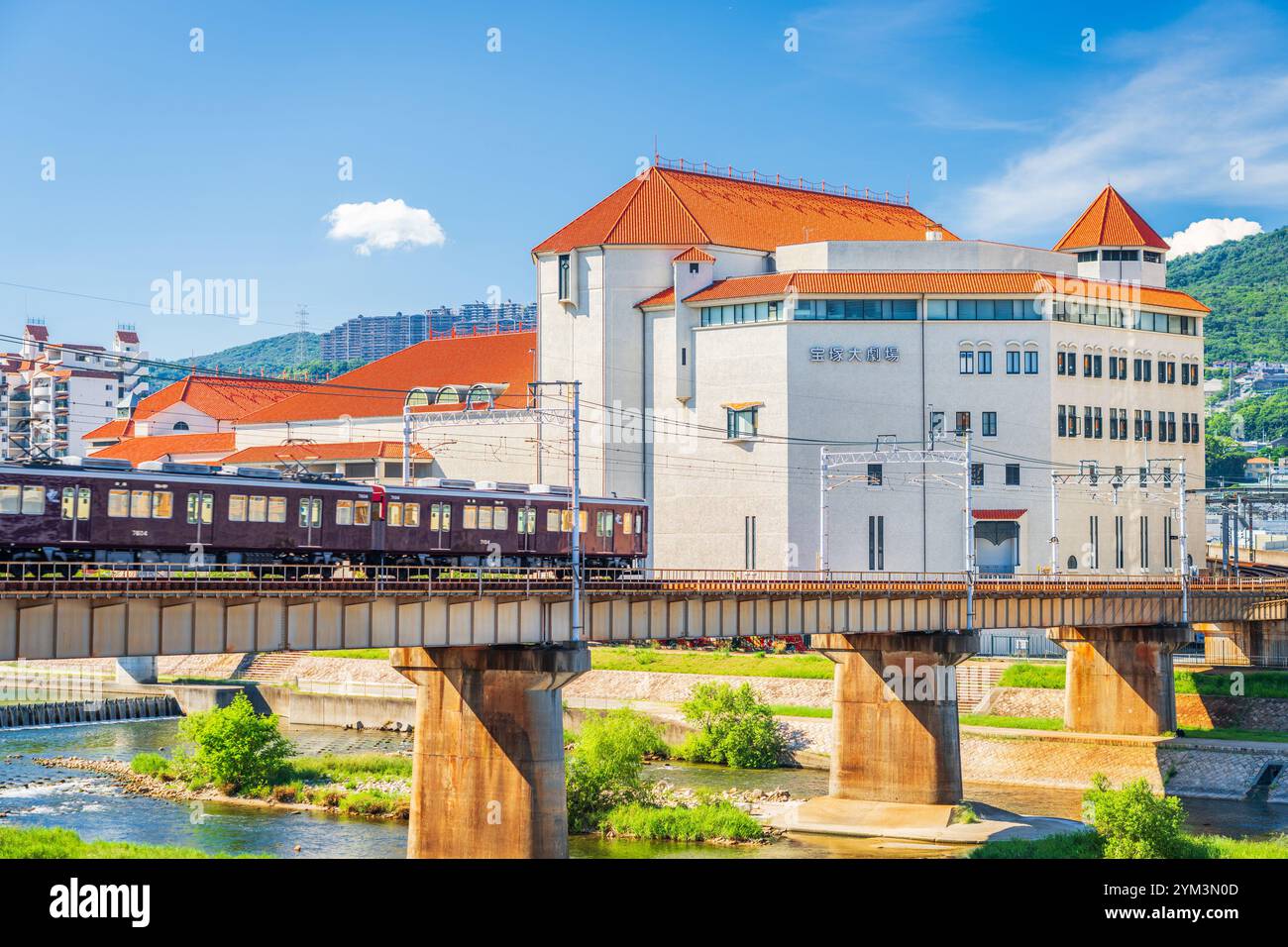 TAKARAZUKA, JAPON - 21 JUILLET 2024 : le Grand Théâtre Takarazuka sur la rivière Muko. C'est le home cinéma de la revue Takarazuka, un théâtre entièrement féminin Banque D'Images