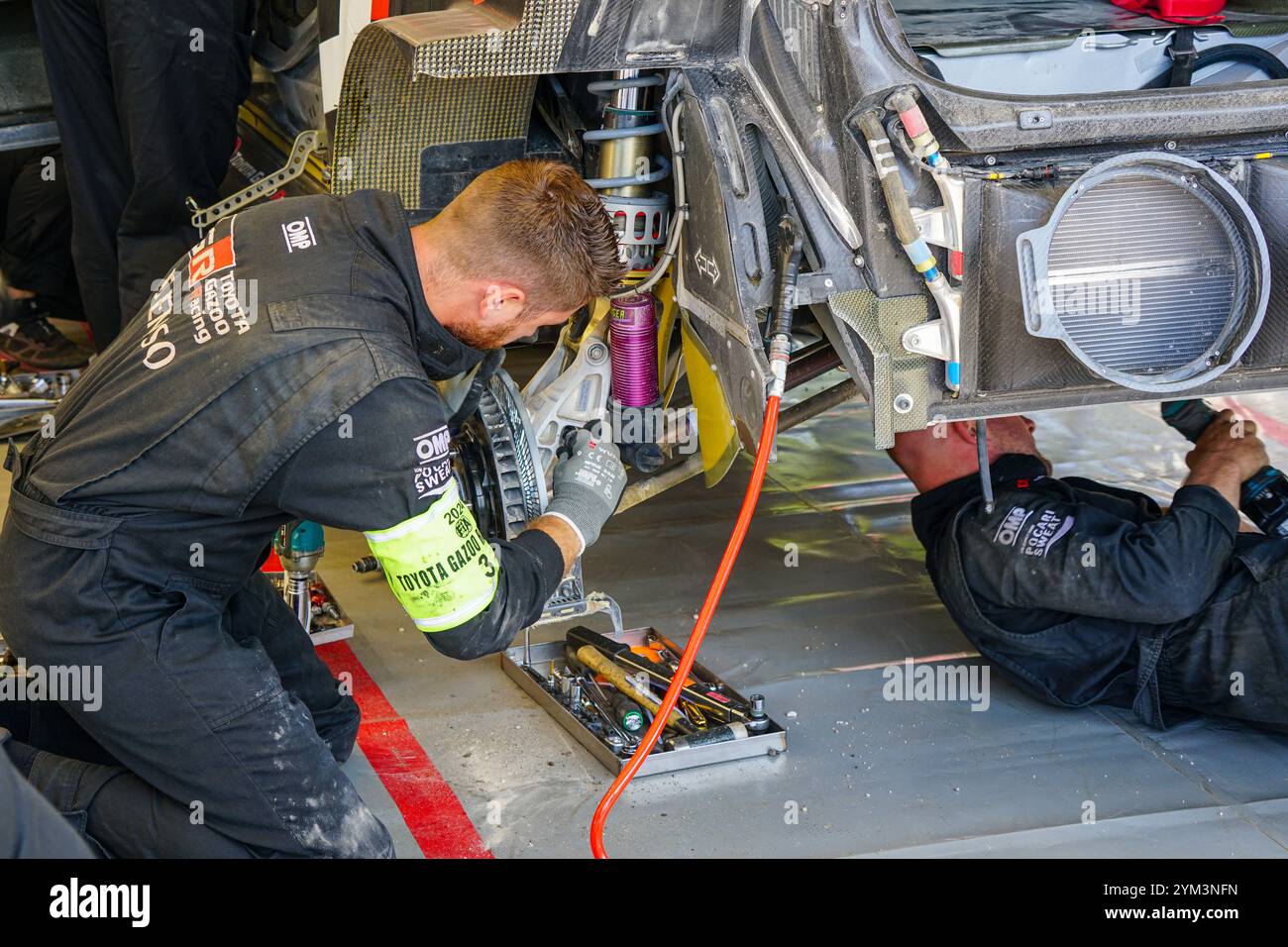 Liepaja, Lettonie- 20 juillet 2024 : WRC 2024 Rally Latvia Toyota Gazoo Racing service Park travail d'équipe, remplacement de l'amortisseur de suspension arrière Banque D'Images