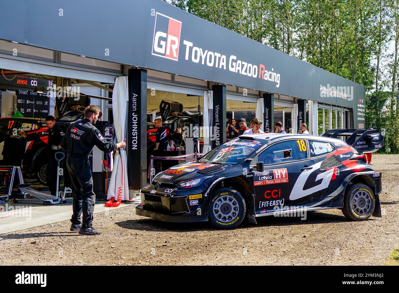Liepaja, Lettonie- 20 juillet 2024 : WRC 2024 Rallye Lettonie Toyota Gazoo Racing parc de service, la voiture de rallye de T. Katsuta et A. Johnston est sur le tr Banque D'Images