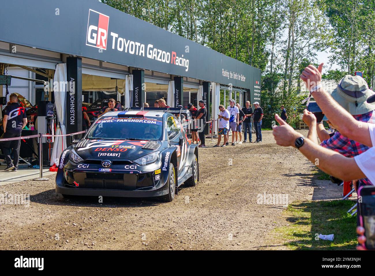 Liepaja, Lettonie- 20 juillet 2024 : WRC 2024 Rallye Lettonie Toyota Gazoo Racing parc de service, la voiture de rallye est sur la piste Banque D'Images