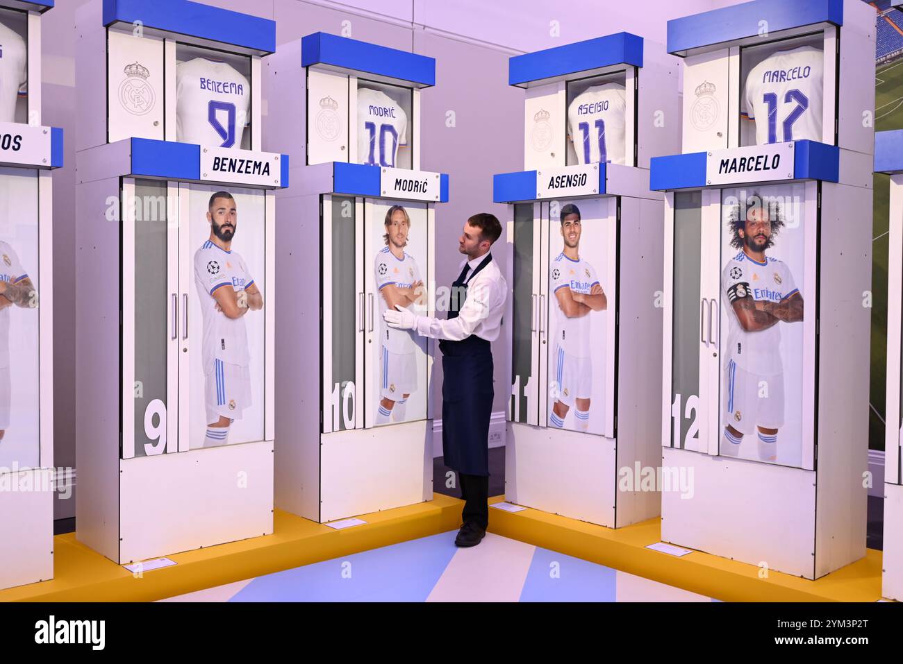 LES VESTIAIRES DE LA PREMIÈRE ÉQUIPE DU STADE SANTIAGO BERNABEU DU REAL MADRID UTILISÉS PRÉCÉDEMMENT PAR CRISTIANO RONALDO, DAVID BECKHAM, ZIDANE ET LUIS FIGO Banque D'Images