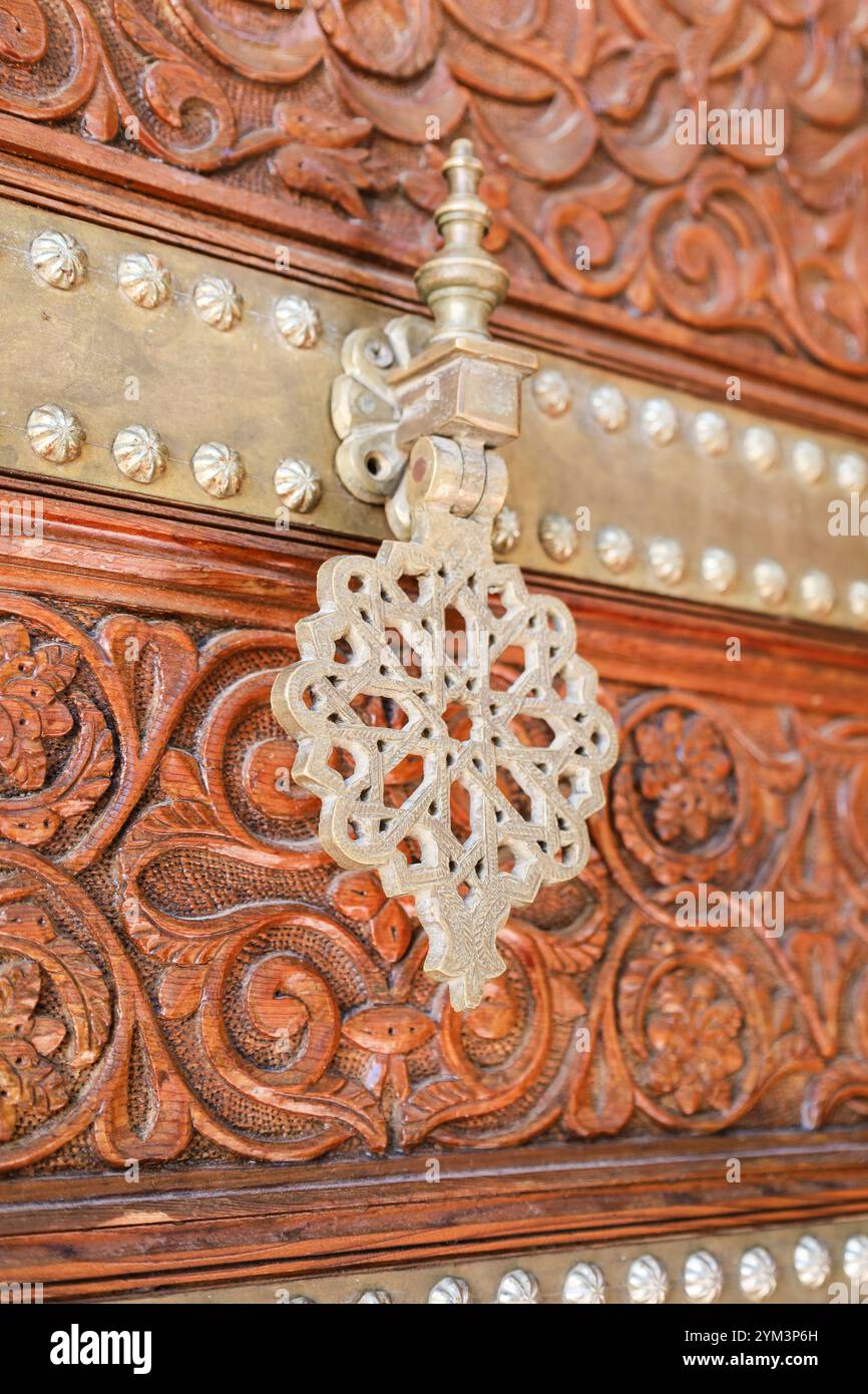 Anna, Valence, Espagne- 27 octobre 2024 : porte en bois sculptée avec des ornements en fer du Château-Palais des Comtes de Cervellon dans la ville d'Anna, Valence Banque D'Images