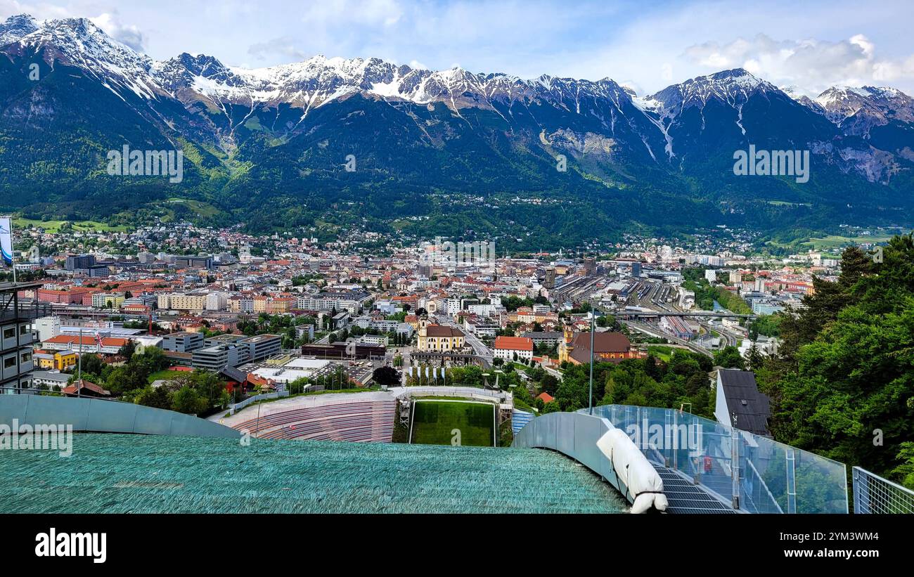 Une vue panoramique de dessus passionnante du stade de saut à ski de Bergisel à Innsbruck. En arrière-plan - Alpes majestueuses avec des sommets enneigés. 19 mai Banque D'Images