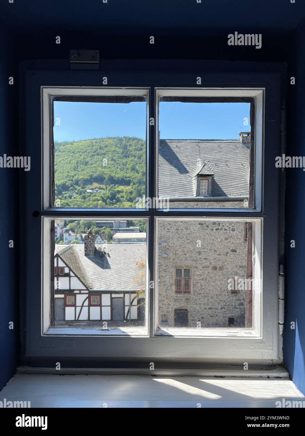 'Encadré par l'histoire : une vue pittoresque de l'architecture intemporelle et des collines ondoyantes'. - Image de stock capturée avec un smartphone
