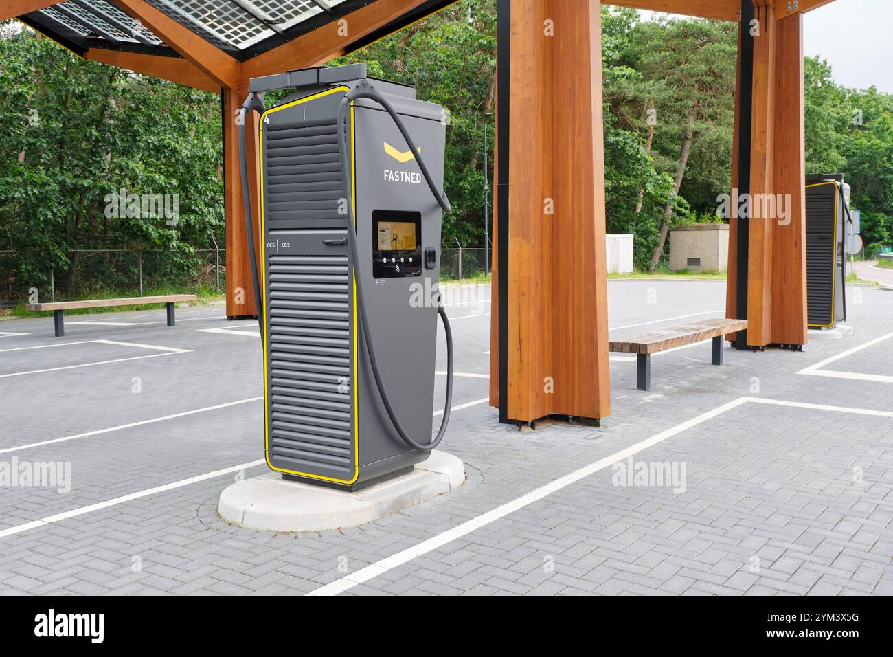 Station de recharge Fastned pour la recharge rapide des batteries des voitures électriques modernes. Fastned est une entreprise néerlandaise qui possède un réseau de recharge ev en pleine croissance Banque D'Images