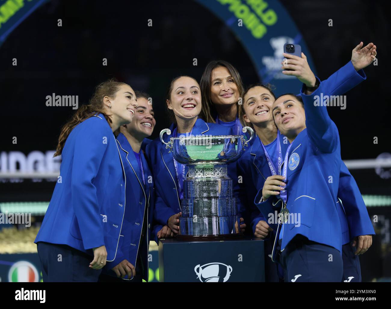 Malaga, Espagne. 20 novembre 2024. (G-d) Capitaine Tathiana Garbin, Lucia Bronzetti, Elisabetta Cocciaretto, Jasmine Paolini, Sara Errani, et Martina Trevisan de Team Italy, célébrer avec le trophée après avoir remporté la Billie Jean King Cup, au Palacio de Deportes Jose Maria Martin Carpena Arena à Malaga. Crédit : Isabel Infantes/Alamy Live News Banque D'Images