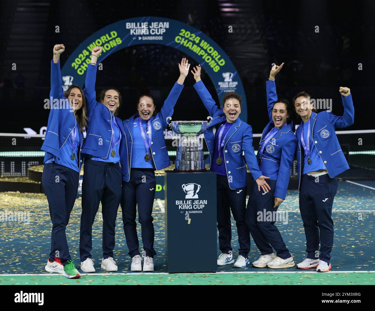 Malaga, Espagne. 20 novembre 2024. (G-d) Capitaine Tathiana Garbin, Lucia Bronzetti, Elisabetta Cocciaretto, Jasmine Paolini, Sara Errani, et Martina Trevisan de Team Italy, célébrer avec le trophée après avoir remporté la Billie Jean King Cup, au Palacio de Deportes Jose Maria Martin Carpena Arena à Malaga. Crédit : Isabel Infantes/Alamy Live News Banque D'Images