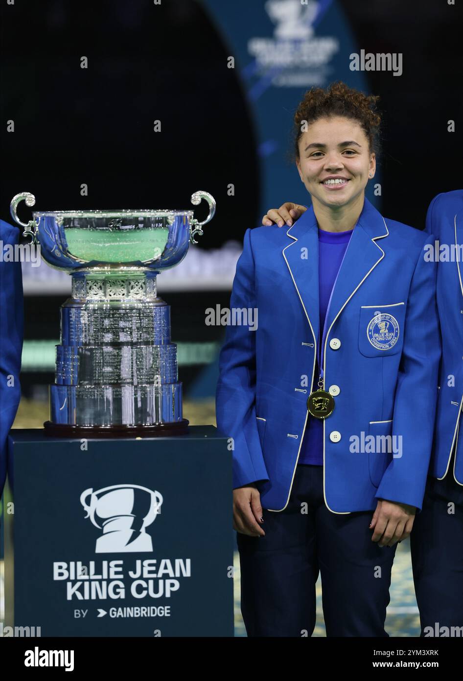 Malaga, Espagne. 20 novembre 2024. Jasmine Paolini, de Team Italy, célèbre avec le trophée après avoir remporté la Billie Jean King Cup, au Palacio de Deportes Jose Maria Martin Carpena Arena à Malaga. Crédit : Isabel Infantes/Alamy Live News Banque D'Images