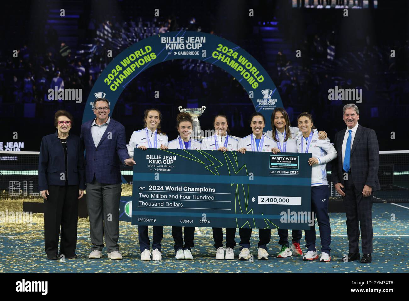 Malaga, Espagne. 20 novembre 2024. (G-d) Capitaine Tathiana Garbin, Lucia Bronzetti, Elisabetta Cocciaretto, Jasmine Paolini, Sara Errani, et Martina Trevisan de Team Italy, célébrer avec le trophée après avoir remporté la Billie Jean King Cup, au Palacio de Deportes Jose Maria Martin Carpena Arena à Malaga. Crédit : Isabel Infantes/Alamy Live News Banque D'Images