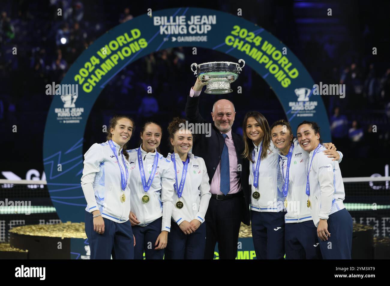 Malaga, Espagne. 20 novembre 2024. (G-d) Capitaine Tathiana Garbin, Lucia Bronzetti, Elisabetta Cocciaretto, Jasmine Paolini, Sara Errani, et Martina Trevisan de Team Italy, célébrer avec le trophée après avoir remporté la Billie Jean King Cup, au Palacio de Deportes Jose Maria Martin Carpena Arena à Malaga. Crédit : Isabel Infantes/Alamy Live News Banque D'Images