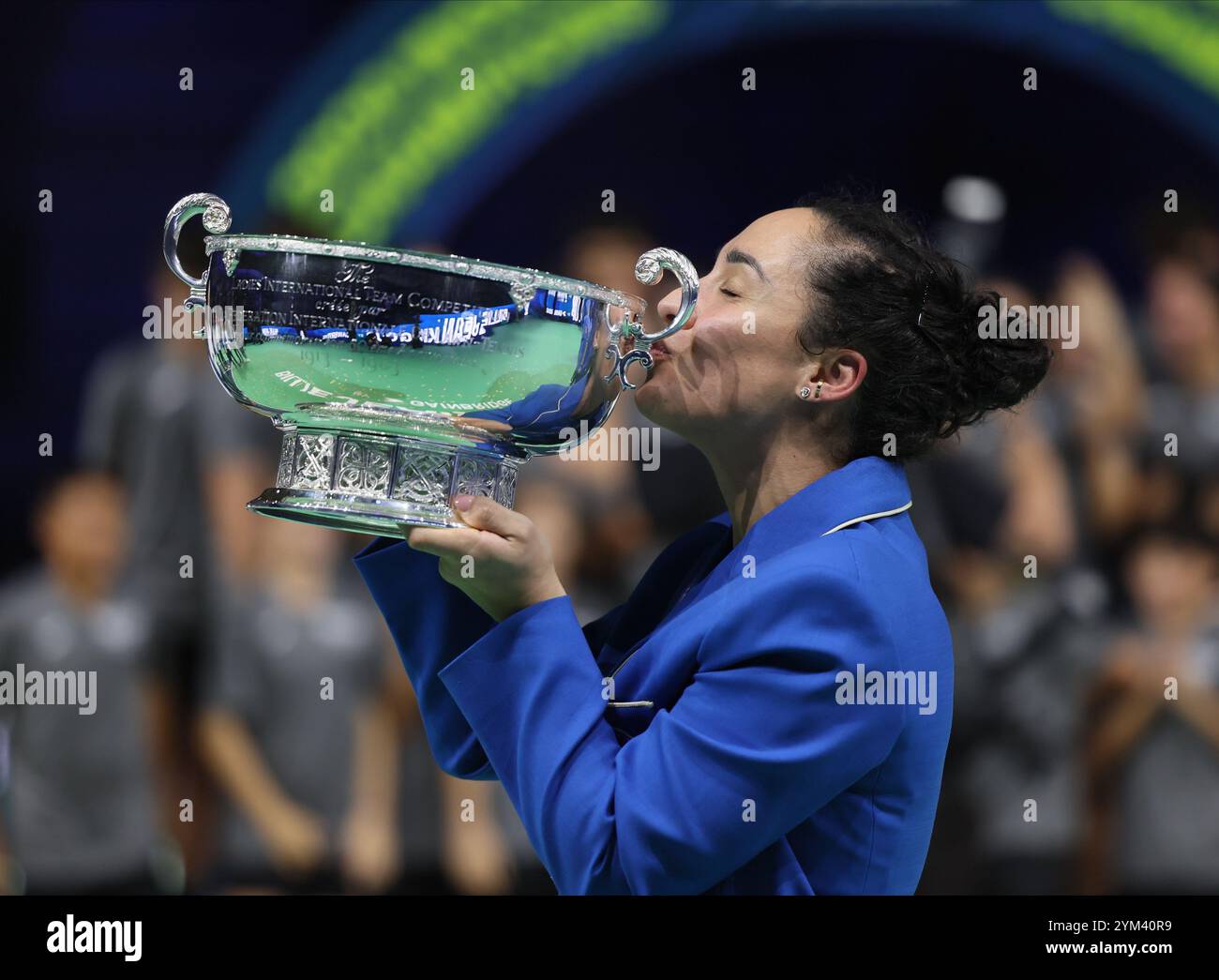 Malaga, Espagne. 20 novembre 2024. Martina Trevisan, de Team Italy, célèbre avec le trophée après avoir remporté la Billie Jean King Cup, au Palacio de Deportes Jose Maria Martin Carpena Arena à Malaga. Crédit : Isabel Infantes/Alamy Live News Banque D'Images