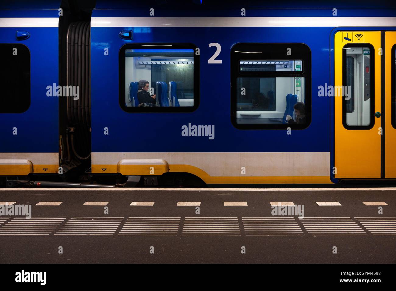 Transport d'un train local ou d'un métro dans la gare centrale d'Amsterdam, pays-Bas, 15 novembre 2024 Banque D'Images