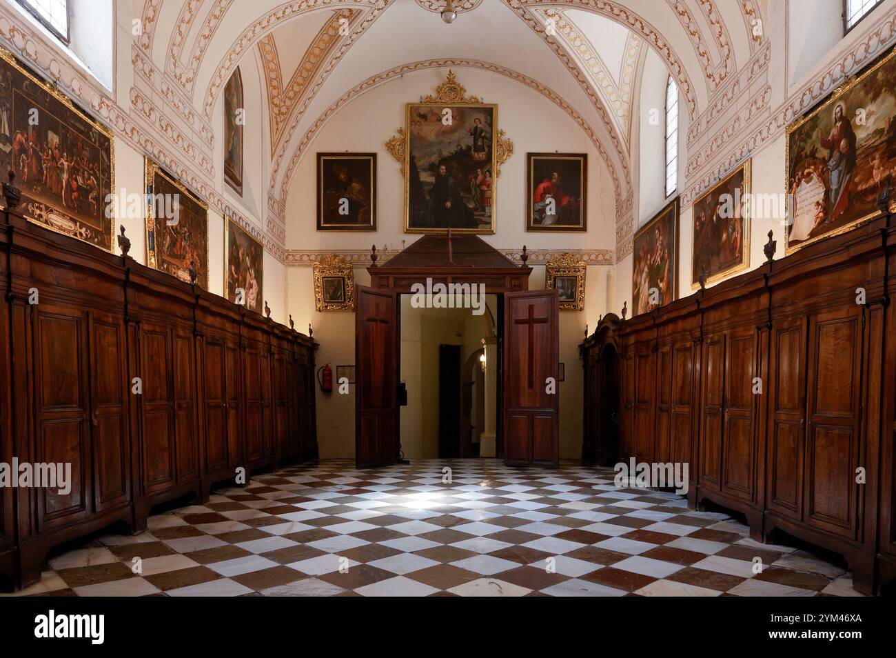La chambre ornée à l'intérieur de la cathédrale de Grenade, avec des œuvres d'art dorées, des boiseries complexes et un sol en marbre à carreaux sous des plafonds voûtés Banque D'Images