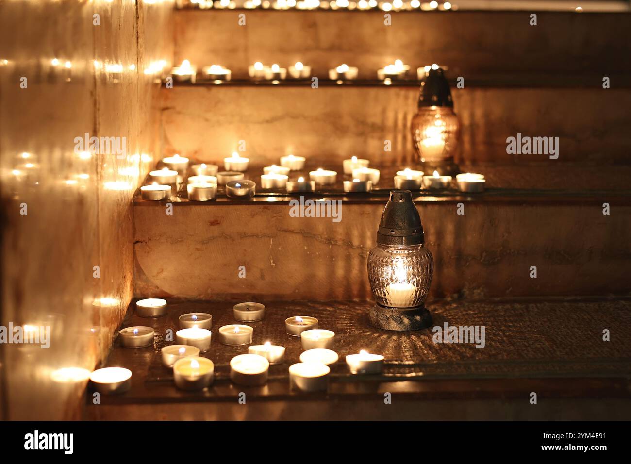 Mémorial avec des bougies à la municipalité de Budapest alors qu'il marque les 1000 jours de l'invasion à grande échelle de l'Ukraine par la Russie (20 novembre 2024) Banque D'Images