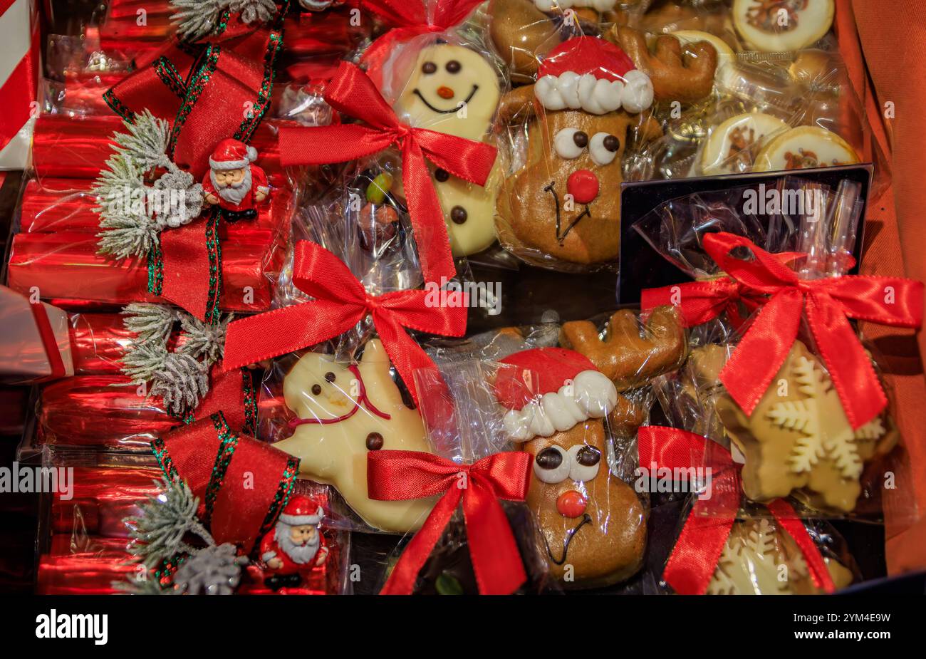 Exposition festive de chocolats de Noël et de biscuits, du Père Noël, de rennes et de figurines de bonhomme de neige dans un magasin de chocolat artisanal, Bâle, Suisse Banque D'Images