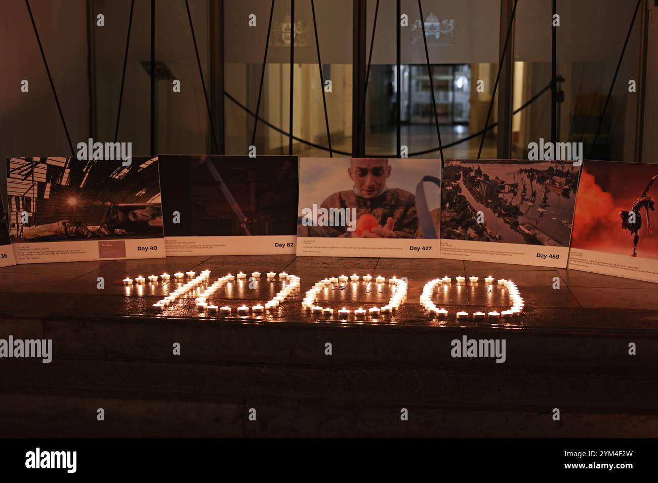 Mémorial avec des bougies à la municipalité de Budapest comme il a marqué 1000 jours de l'invasion à grande échelle de la Russie en Ukraine le 20 novembre 2024 Banque D'Images