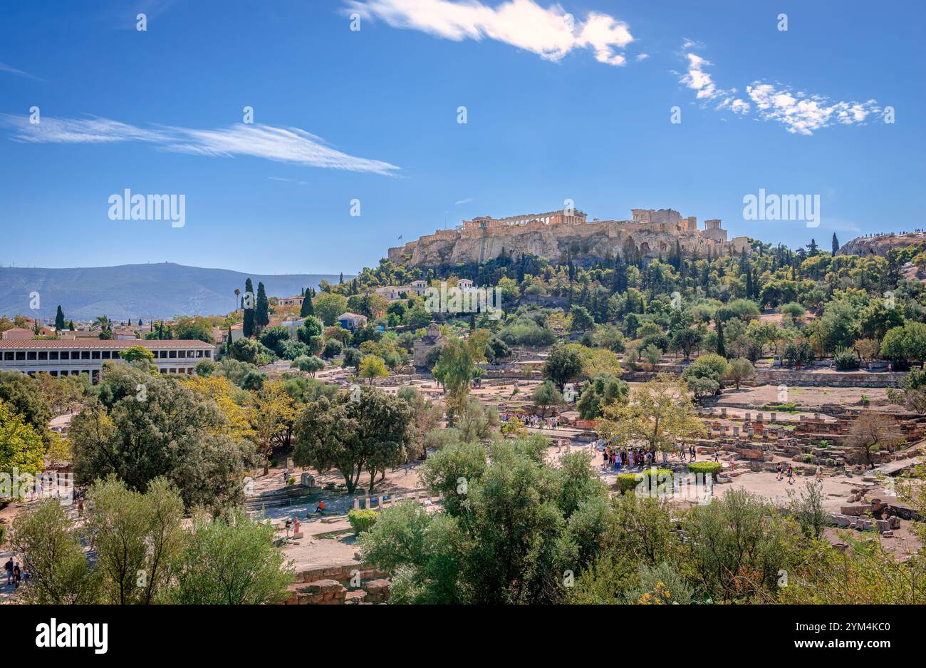 Vue sur l'ancienne Agora avec la colline de l'Acropole et le Parthénon en arrière-plan. À Athènes, Grèce. Banque D'Images Vue sur l'ancienne Agora avec la colline de l'Acropole et le Parthénon en arrière-plan. À Athènes, Grèce. Banque D'Images